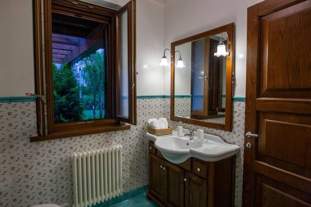 Spaziosa Villa Con Piscina E Giardino, Polignano A Mare Exteriör bild